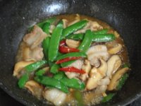 豆角蘑菇炒猪肉的做法