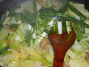 葱香咸肉手撕包菜的做法