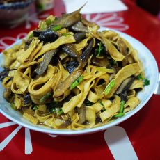 蘑菇炒豆腐皮的做法