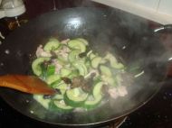 黄瓜木耳炒肉的做法