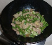 扁豆面筋炒肉的做法