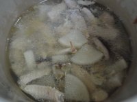 翅尖炖萝卜汤的做法
