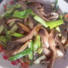 蒜苗炒蘑菇的做法 蒜苗炒蘑菇的做法