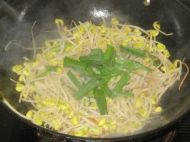 青蒜炒豆芽的做法