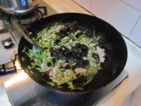 扁豆木耳炒肉的做法