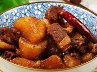 白萝卜炖猪肉的做法
