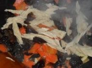 胡萝卜木耳炒腐竹的做法