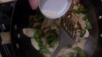 鸡腿菇炒肉的做法