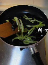 芹香黑木耳的做法