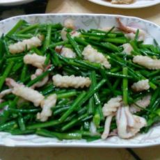 韭菜鲜鱿卷的做法