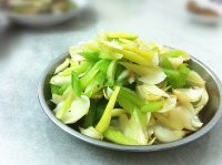 百合炒芹菜的做法