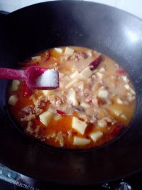 土豆烧牛蹄筋的做法