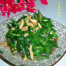 韭菜炒鸡肉的做法