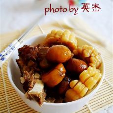 玉米板栗炖脊骨的做法 玉米板栗炖脊骨的做法