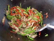 青红椒炒鸡肉的做法
