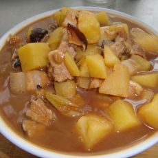 香菇土豆炖肉的做法