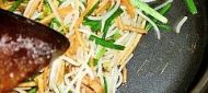 夏日清爽小炒---绿豆芽炒馓子的做法