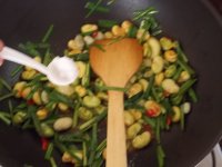 韭菜炒蚕豆的做法