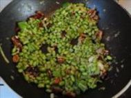 青豆炒核桃的做法