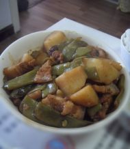 天气凉了，吃一道炖菜吧——土豆炖豆角的做法