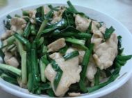 韭菜炒鸡胸脯肉的做法