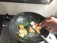 韭菜炒豆腐的做法