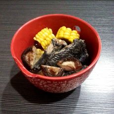 香菇玉米炖乌鸡的做法