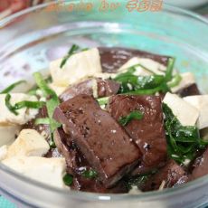 韭香猪血焖白豆腐的做法 韭香猪血焖白豆腐的做法