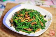 非常美食--韭菜炒蚕蛹的做法