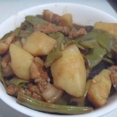 天气凉了,吃一道炖菜吧——土豆炖豆角的做法 天气凉了,吃一道炖菜吧——土豆炖豆角的做法