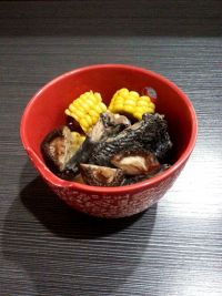香菇玉米炖乌鸡的做法