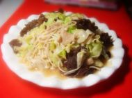 金针菇卷心菜炒鸡蛋的做法