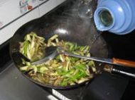 青辣椒炒茄丝的做法