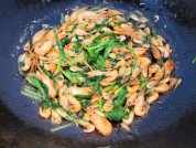 鲜河虾焖韭菜的做法
