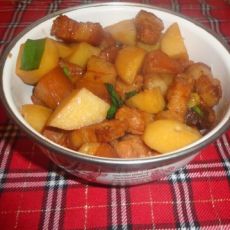 五花肉闷土豆的做法