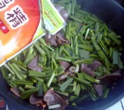 鲜美腊猪舌炒韭菜的做法