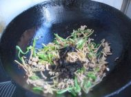 青椒土豆炒肉丝的做法