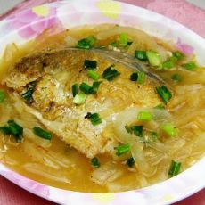白萝卜丝烧鲳鱼的做法 白萝卜丝烧鲳鱼的做法