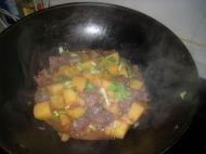 五香土豆焖牛肉的做法