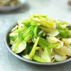 百合炒芹菜的做法