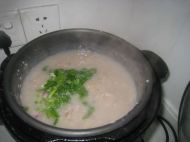 皮蛋肉末三米粥的做法