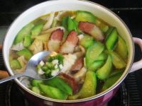 秀珍菇豆腐泡腊肉煲的做法