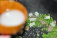 青豆鲜鱿虾仁的做法