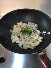 潮汕鱼面炒菱角米的做法