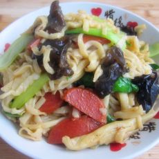 油菜木耳炒面的做法 油菜木耳炒面的做法