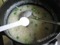 皮蛋瘦肉二米粥的做法