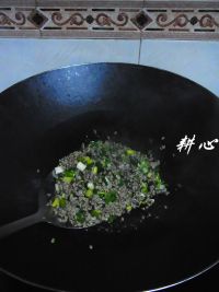 香葱炒红肉米的做法