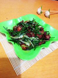 桥葱炒五花肉的做法