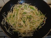青椒炒绿豆芽的做法