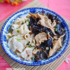 木耳肉片手擀面的做法